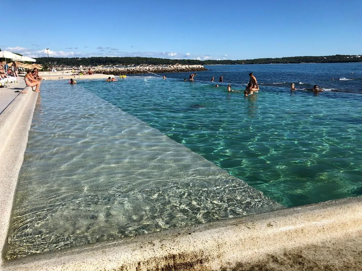 Appartement Lois Met Airco Wifi En Zwembad Novigrad Istria Lägenhet